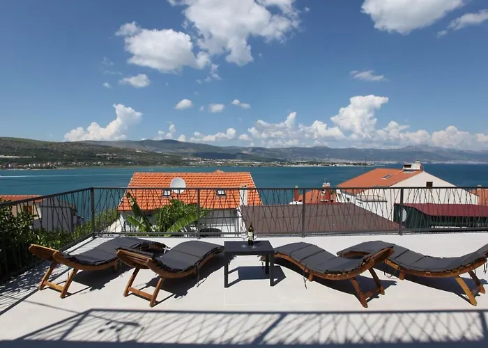 Apartment With Terrace And Sea View - Lucic