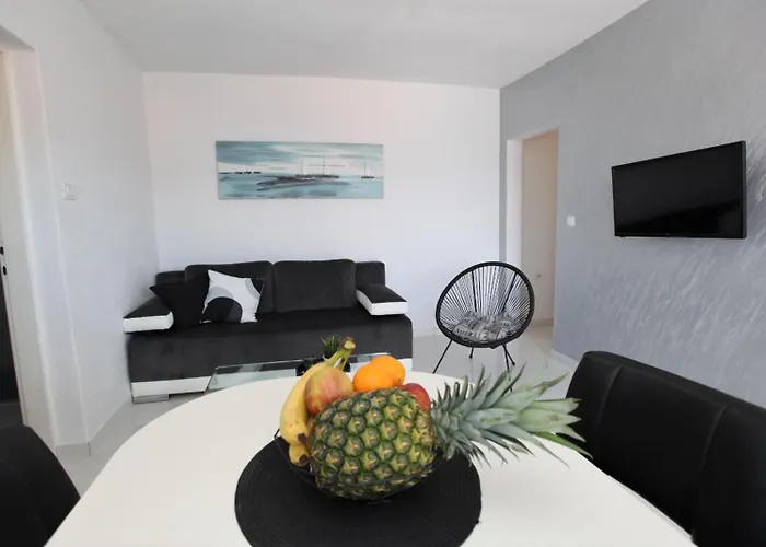 Apartment With Terrace And Sea View - Lucic