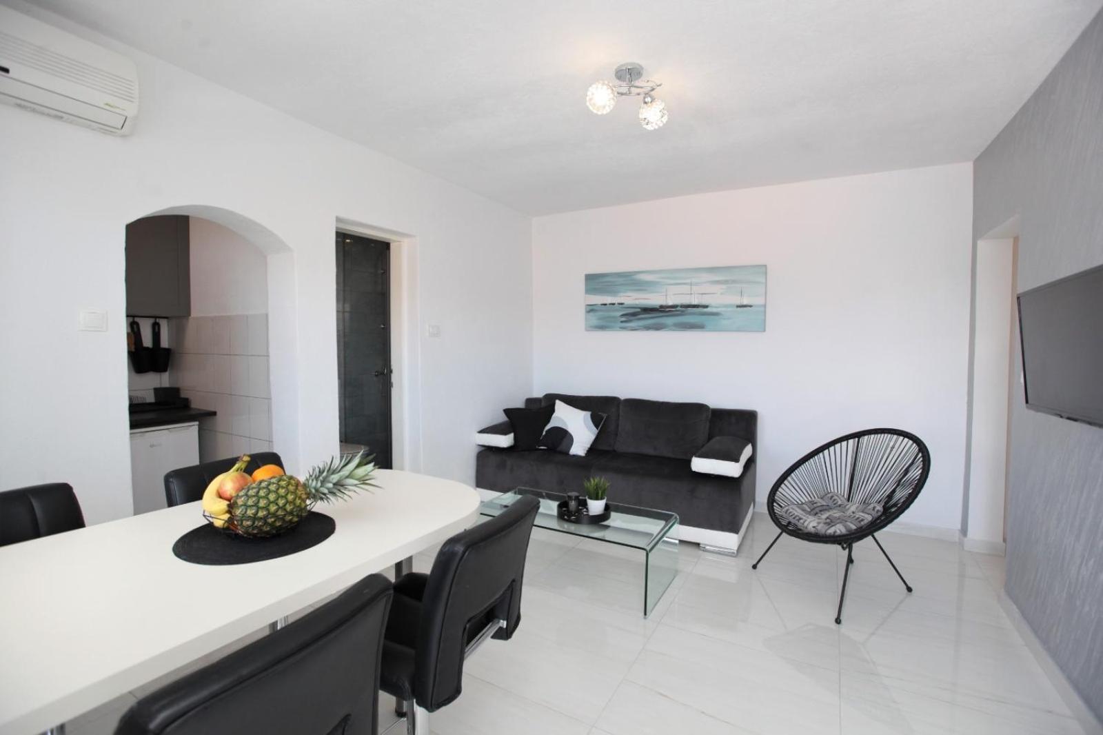 Apartment With Terrace And Sea View - Lucic